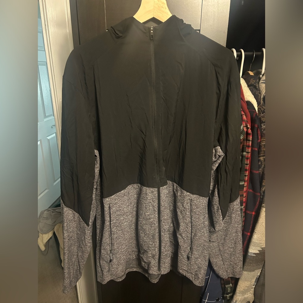 Lululemon rain proof running jacket. Never worn, no tags ZERO ISSUES.